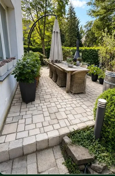 Dieselbe Terrasse nach der Reinigung: heller Naturton, saubere Fugen, freie Fläche.