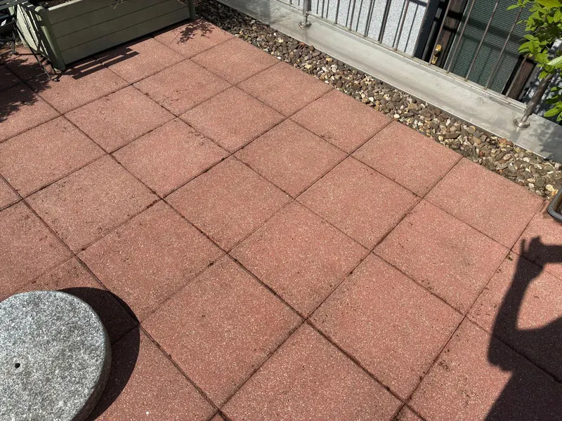Dieselben Terrassenplatten nach der Reinigung: kräftiges, gleichmäßiges Rot, saubere Fugen.